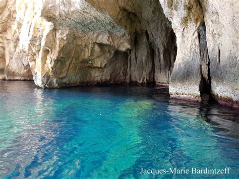 La Grotte Bleue d'Otranto: Un trésor minéral scintillant dans un océan turquoise!