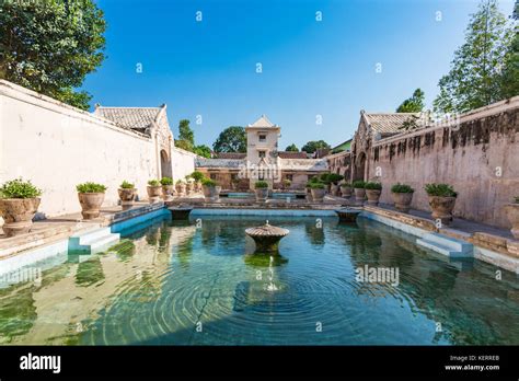  Le Taman Sari: Un lieu mystique aux jardins flottants de Yogyakarta!